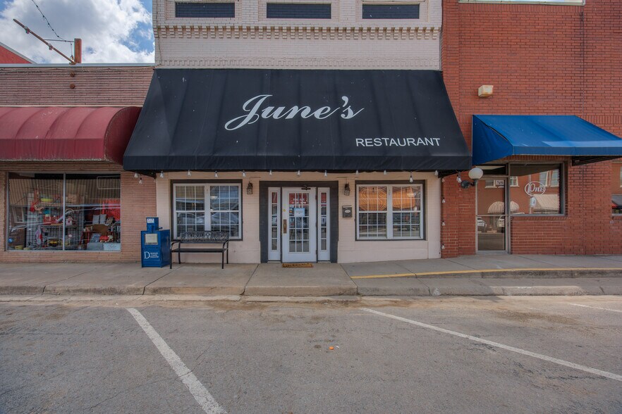 More Photos Of 123 S Broadway St, Checotah Restaurant For Sale