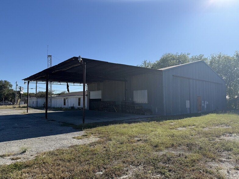 More Photos Of 1500 W Corpus Christi St, Beeville Freestanding For Sale