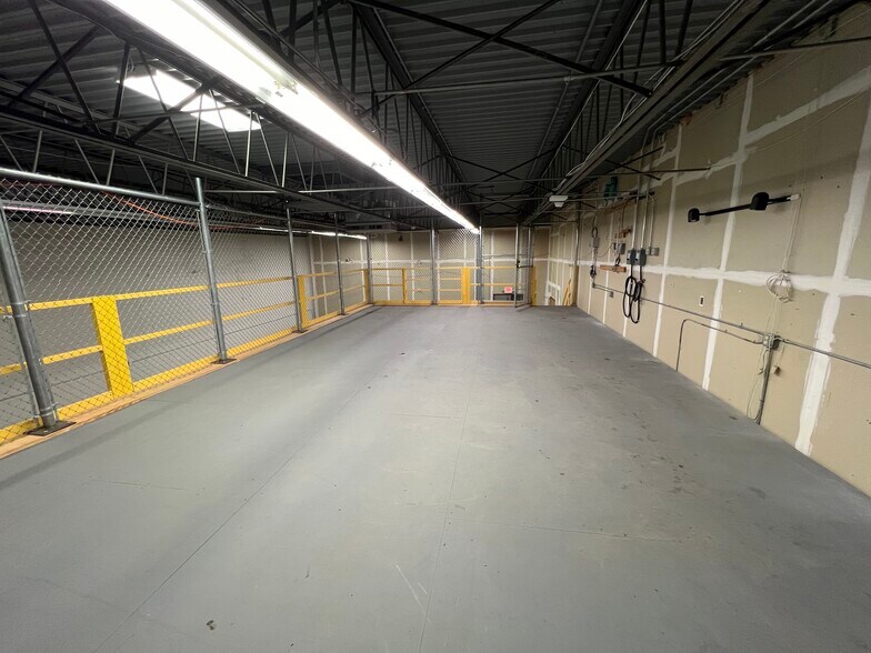 More Photos Of 2305 W Altorfer Rd, Peoria Light Manufacturing For Lease