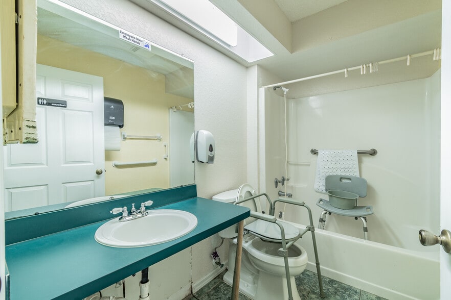 More Photos Of 4407 Millwood Rd, Spring Hill Assisted Living For Sale