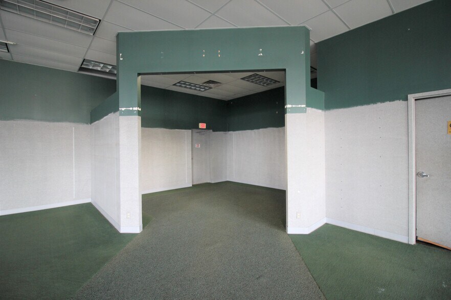 More Photos Of 111-117 N 8th St, Medford General Retail For Lease