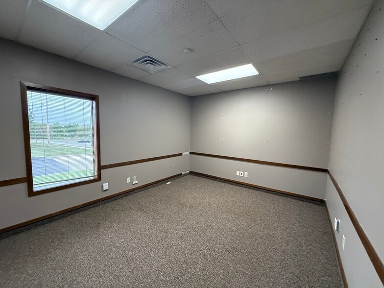 More Photos Of 1980-1986 NW Copper Oaks Cir, Blue Springs Office For Sale