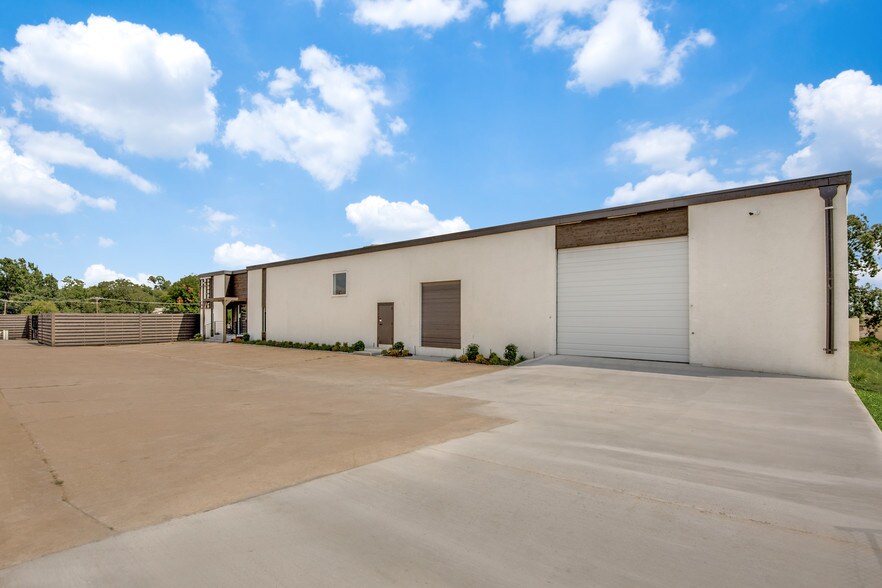 More Photos Of 13840 Denton Dr, Farmers Branch Warehouse For Lease