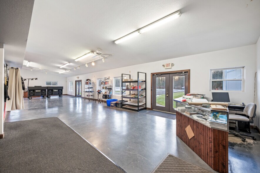 More Photos Of 4085 / 4086 State Route 422, Southington Showroom For Sale