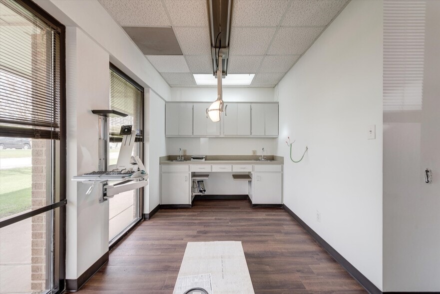 More Photos Of 2701 Osler Dr, Grand Prairie Medical For Sale