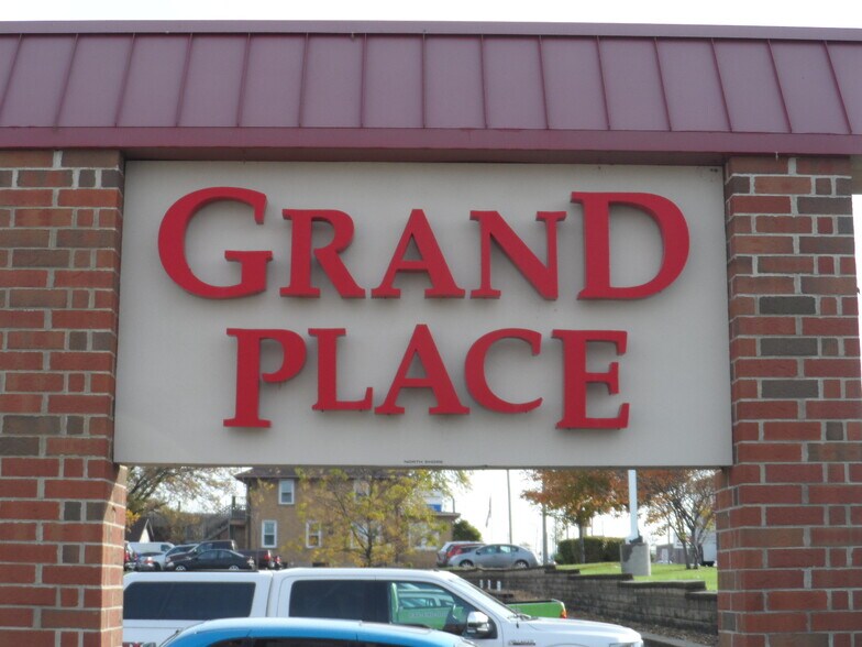 More Photos Of 210-240 Peterson Rd, Libertyville Storefront For Lease