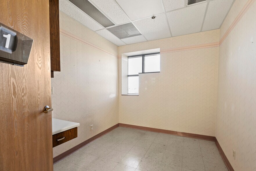 More Photos Of 44215 15th St W, Lancaster Medical For Sale