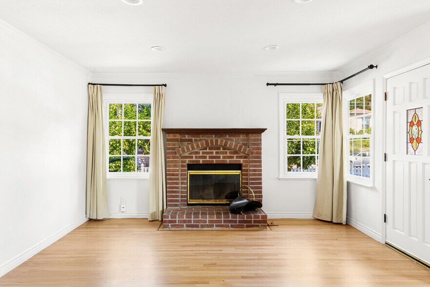 More Photos Of 5131 Don Pio Dr, Woodland Hills Multifamily For Sale