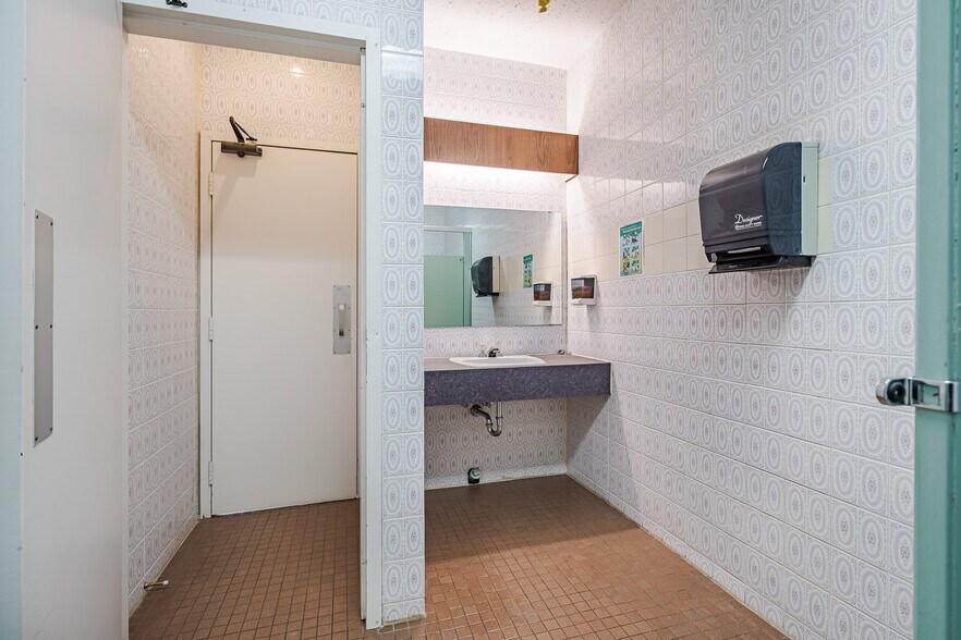 More Photos Of 5704 44 St, Lloydminster Office For Lease