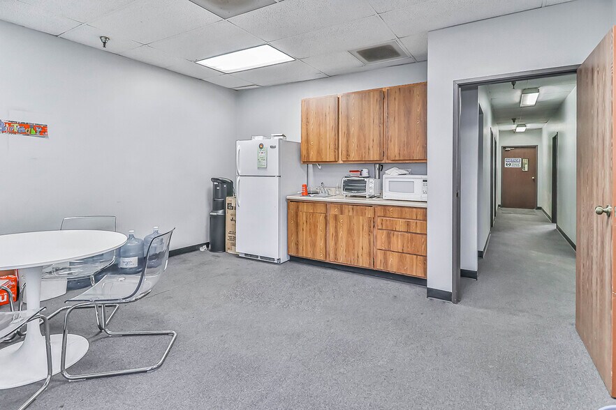 More Photos Of 1005 W Isabel St, Burbank Warehouse For Lease