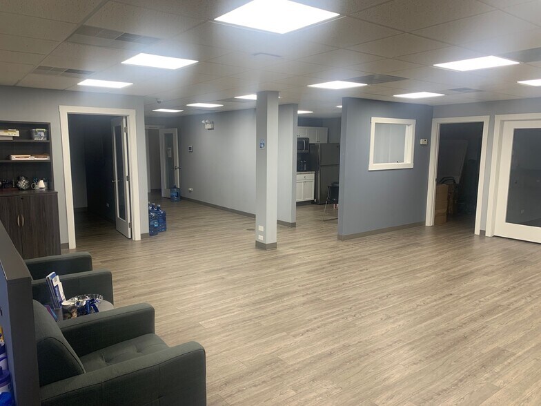 More Photos Of 10101 S Roberts Rd, Palos Hills Office For Sale