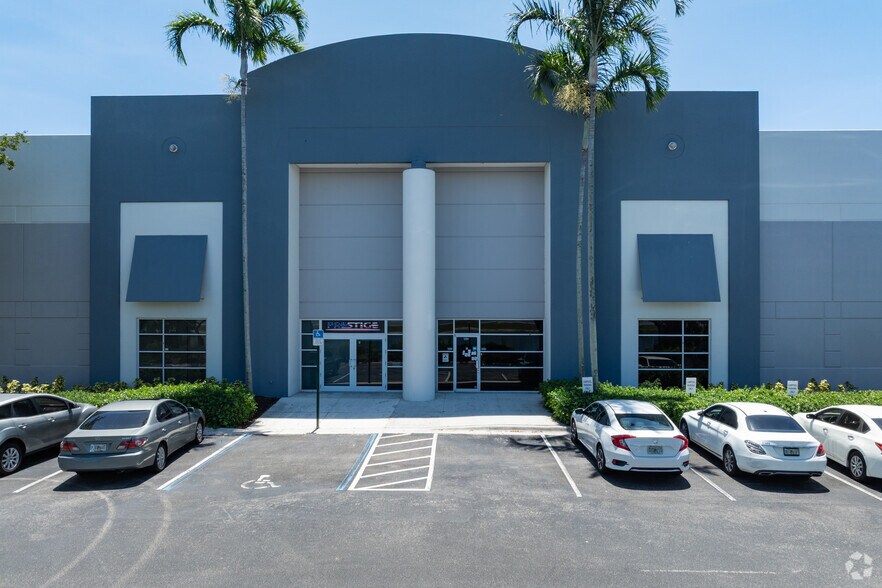 More Photos Of 720 S Powerline Rd, Deerfield Beach Warehouse For Lease