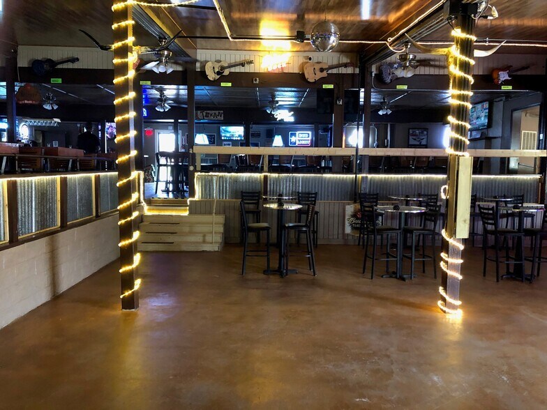 More Photos Of 2111 Airport Rd, Conroe Bar For Sale