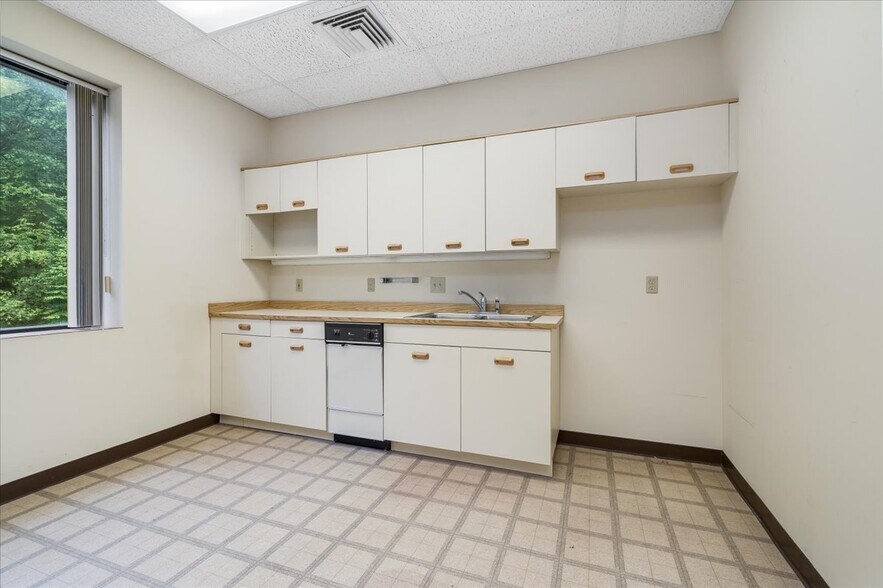 More Photos Of 7 Route 101A, Amherst Medical For Sale