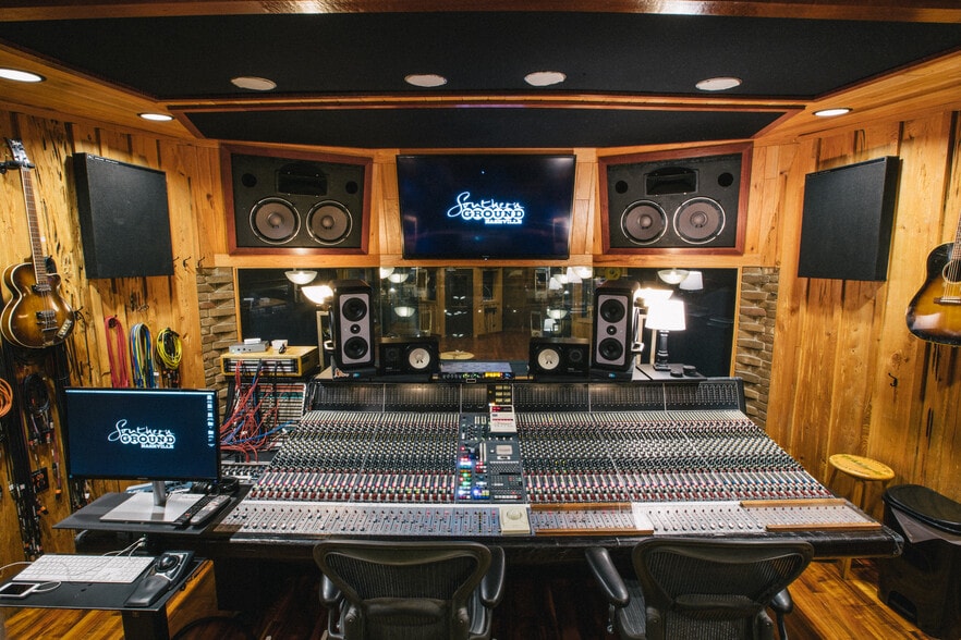 More Photos Of 114-116 17th Ave S, Nashville Office For Sale