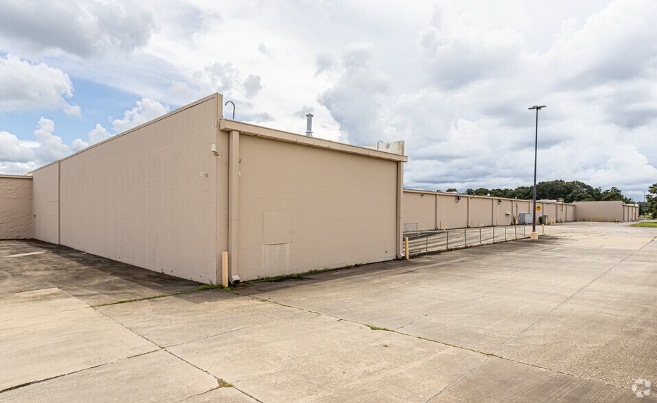 More Photos Of 1229 NW Evangeline Trwy, Lafayette Distribution For Sale