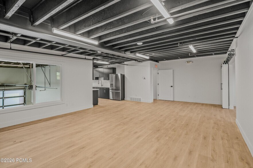 More Photos Of 4554 Forestdale Dr, Park City Showroom For Sale