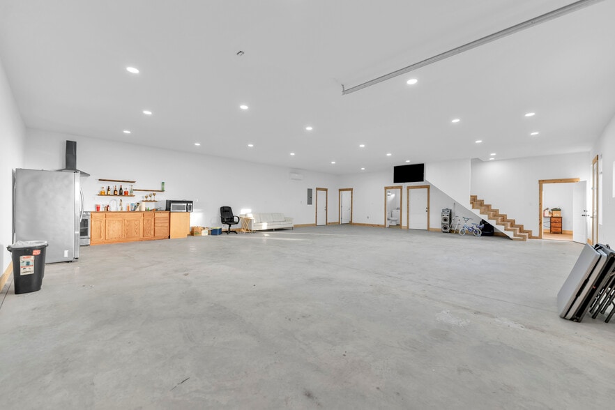 More Photos Of 15427 W Highway 12, Gentry Flex For Sale