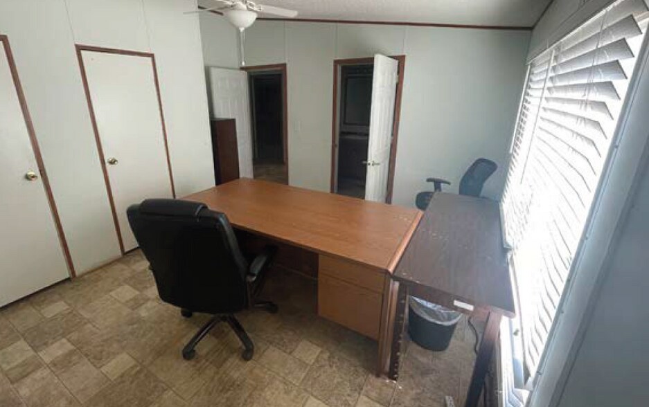 More Photos Of 255 Oak St, Hooks Office For Lease
