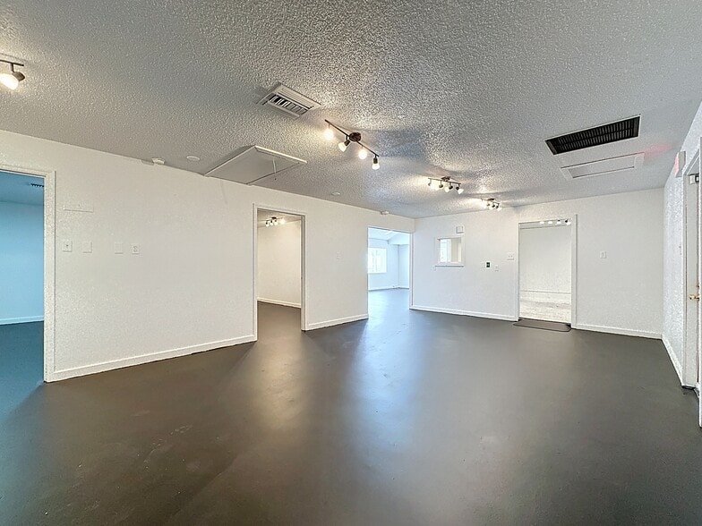 More Photos Of 2017 W Main St, Leesburg Office For Lease