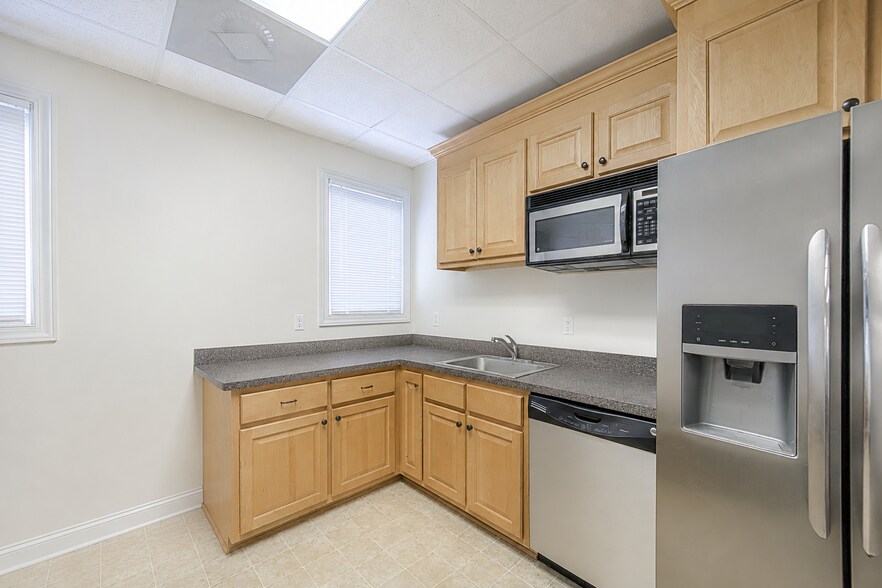 More Photos Of 10310 Memory Ln, Chesterfield Office For Sale
