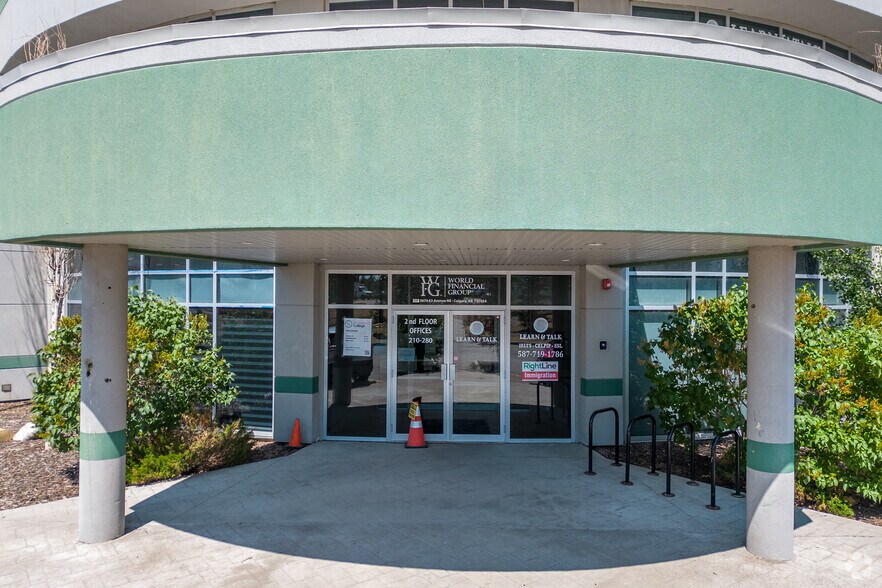 More Photos Of 3670 63rd Ave NE, Calgary Showroom For Lease