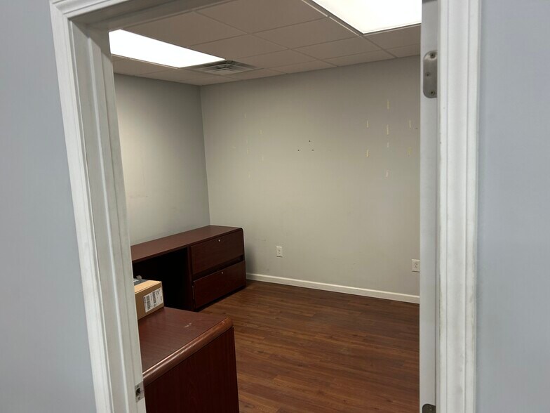 More Photos Of 7000 Fairlawn Ave, Dunbar Research And Development For Lease