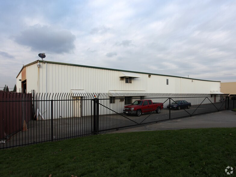 More Photos Of 7851 14th Ave, Sacramento Warehouse For Lease