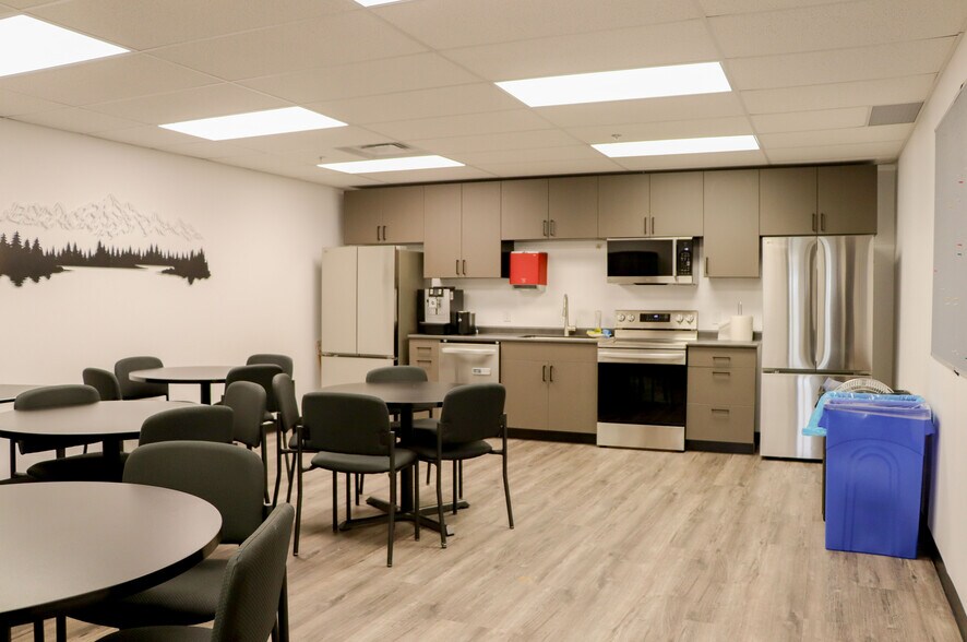 More Photos Of 3601 82nd Ave, Leduc Flex For Lease