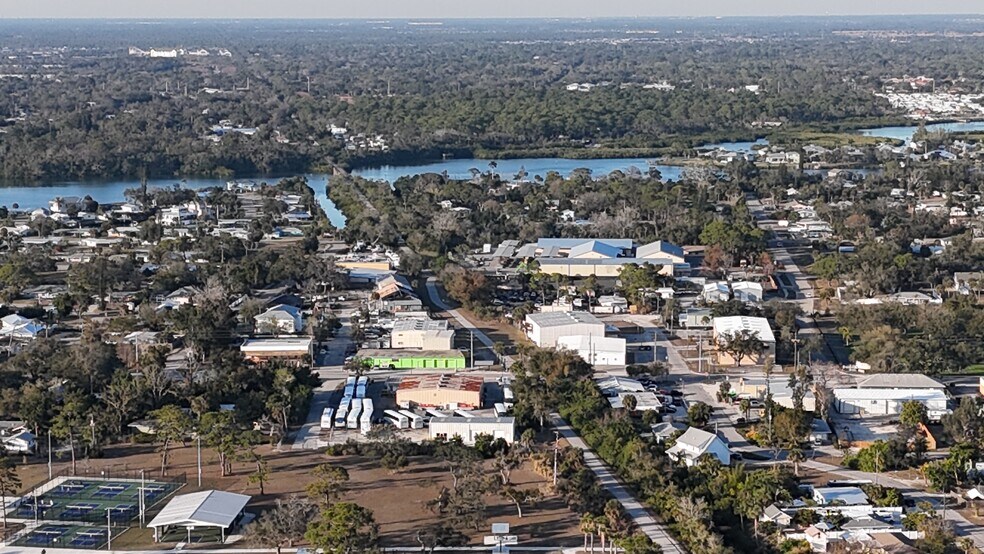 More Photos Of 608 Central Ave, Nokomis Warehouse For Lease