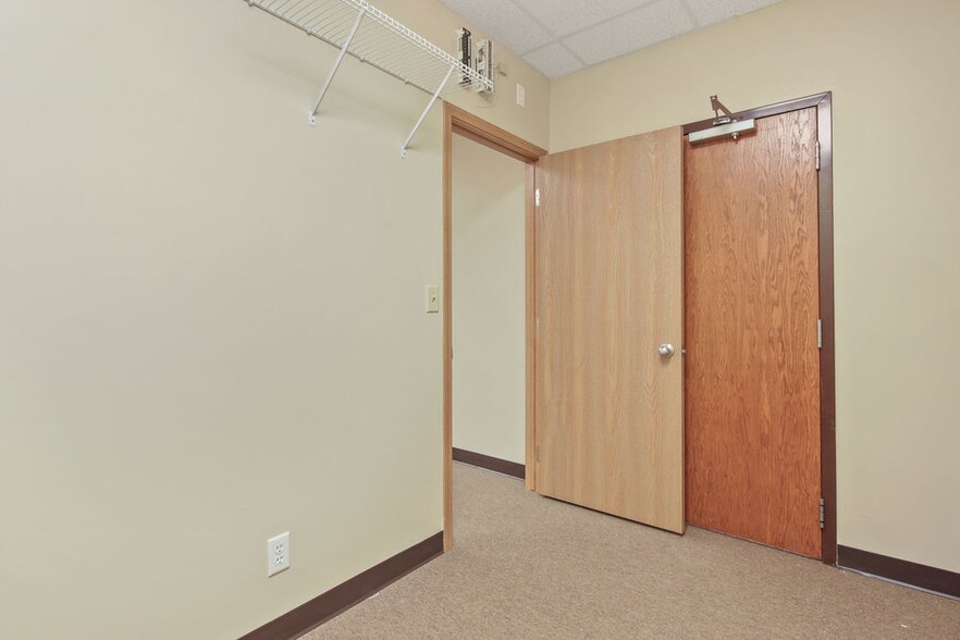 More Photos Of 110-114 S Rum River Dr, Princeton General Retail For Lease