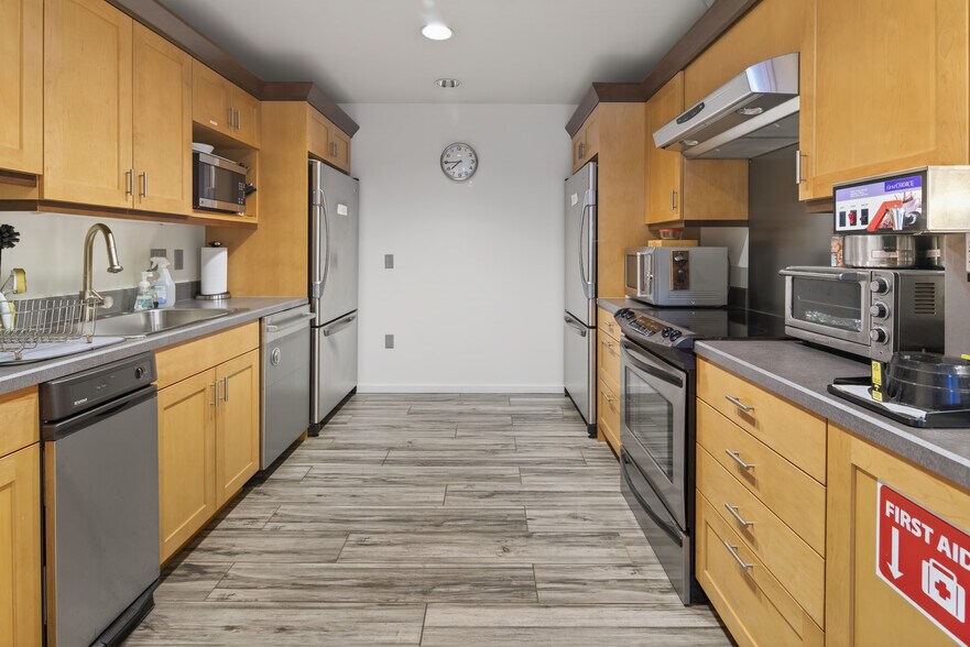 More Photos Of 4540 S Kelly Ave, Portland Office For Sale