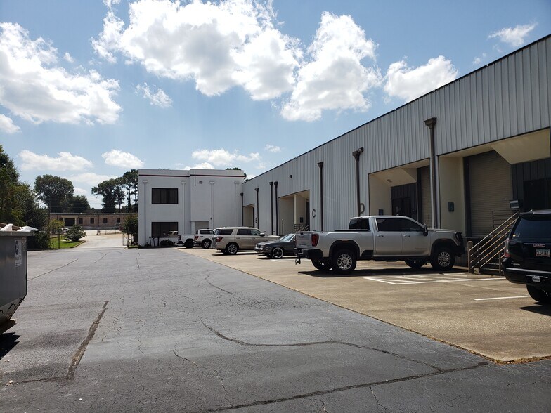 More Photos Of 495 Circle 85 St, College Park Warehouse For Lease