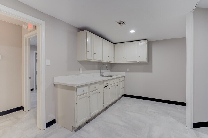 More Photos Of 1301-1309 Sandy Ln, Baytown General Retail For Sale