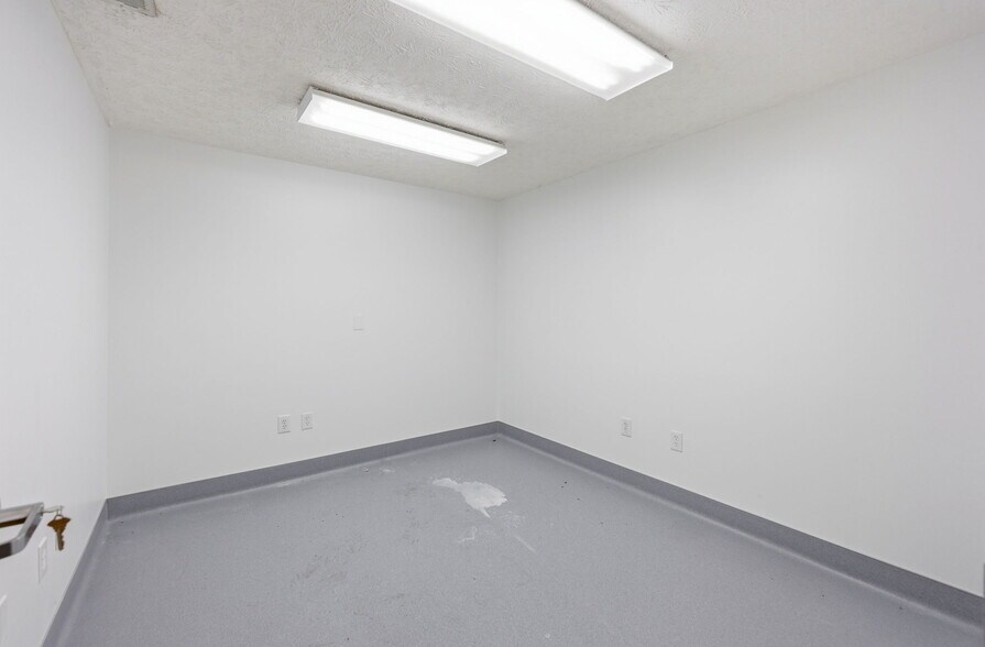 More Photos Of 1655 Oakbrook Dr, Gainesville Flex For Lease