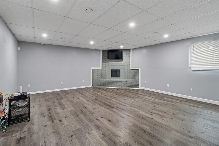 More Photos Of 1525 E Army Post Rd, Des Moines Auto Repair For Sale