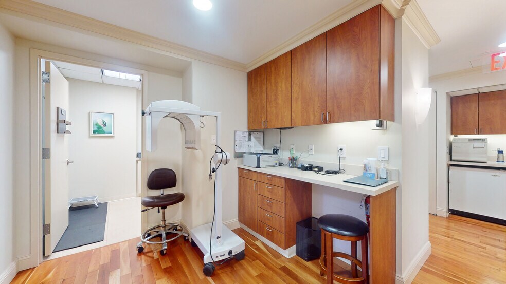 More Photos Of 115 E 61st St, New York Medical For Sale
