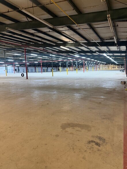 More Photos Of 1301 East Ave, Carrizo Springs Warehouse For Lease
