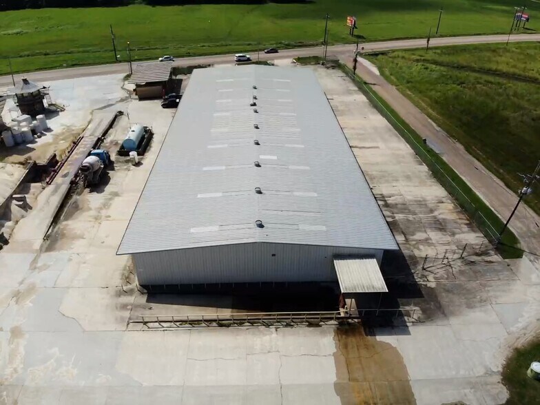 More Photos Of 2103 US-190 Hwy, Hammond Showroom For Sale