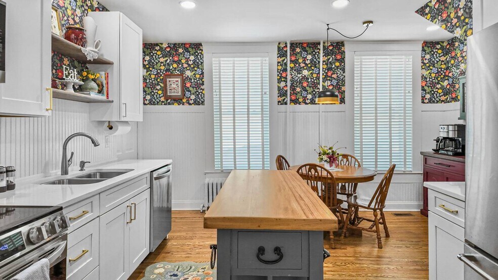 More Photos Of 323 Ballengee St, Hinton Office For Sale