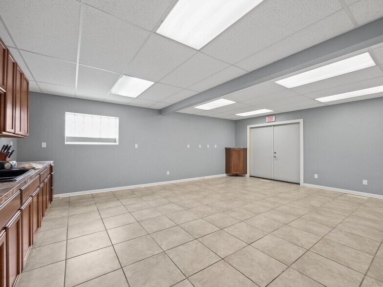 More Photos Of 417 E Eight Mile Rd, Hazel Park Manufacturing For Sale