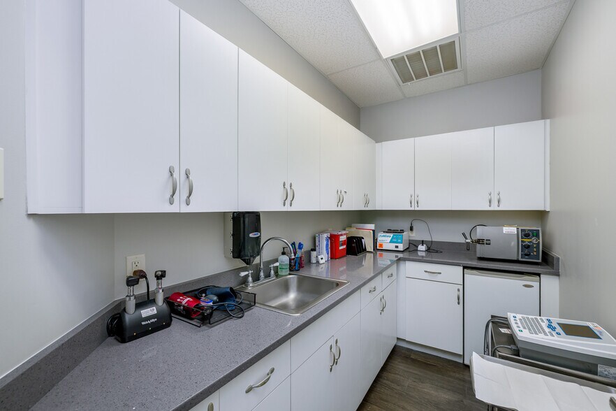 More Photos Of 1810-1822 Wellness Ln, New Port Richey Medical For Sale