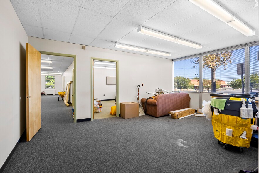 More Photos Of 30-32 N Russell Rd, Albany Office For Sale