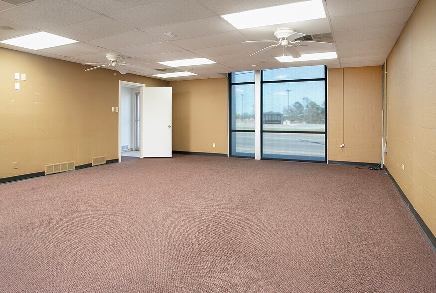 More Photos Of 415 Beckham Ave, Tyler Storefront For Sale