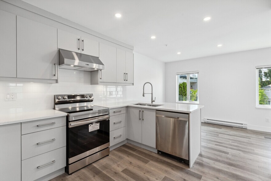 More Photos Of 1635 Marine Dr, North Vancouver Multifamily For Sale