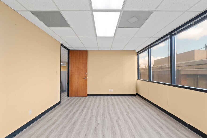 More Photos Of 14546 Hamlin St, Van Nuys Office For Sale