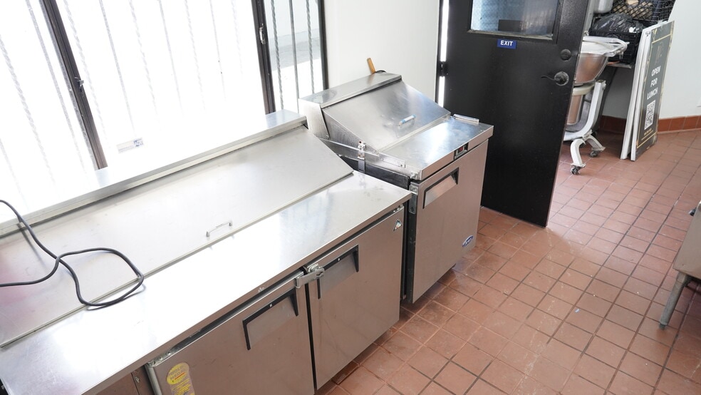 More Photos Of 16616 Ventura Blvd, Encino Restaurant For Lease