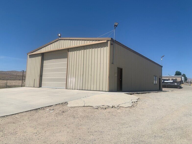 More Photos Of 330 Industrial Way, Taft Warehouse For Lease