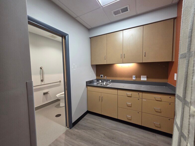 More Photos Of 2709 Pelham Rd, Greenville Medical For Lease