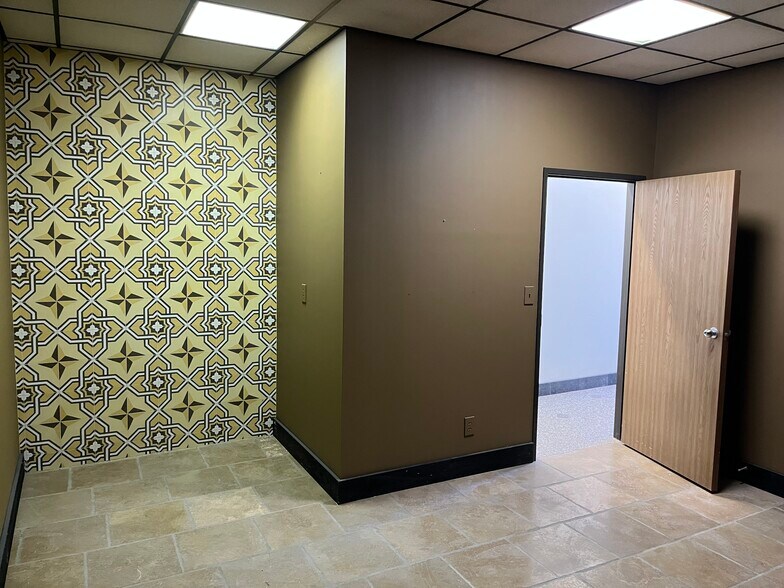 More Photos Of 1115 Lawrence Dr, Columbus Warehouse For Lease